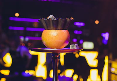 Bild einer exotischen Bowle im Hintergrund eines Casinos