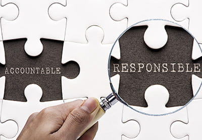 Puzzle-Teile mit den Worten Accountable und Responsible.
