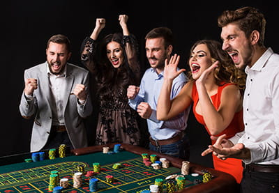 Menschen feiern und spiele in der Spielbank
