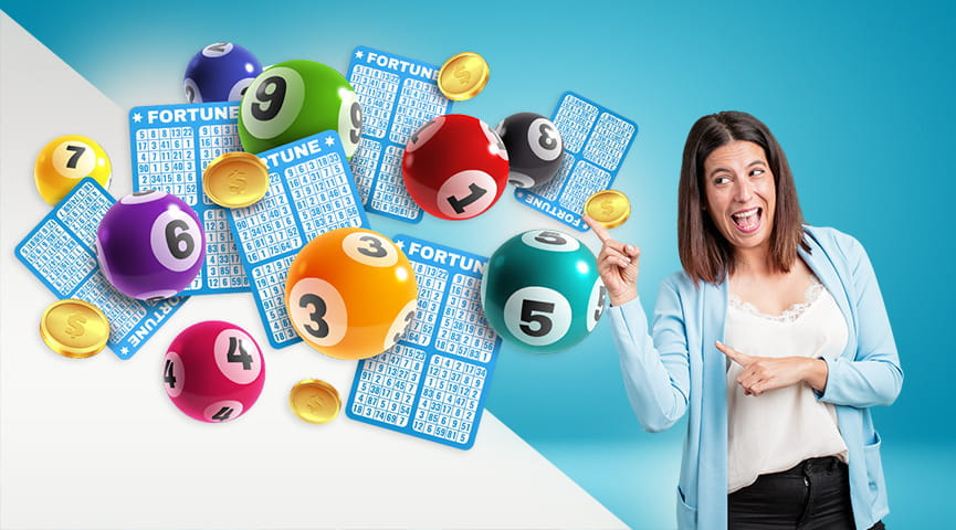 Eine Gruppe von Menschen vor Lotto Tippscheinen.