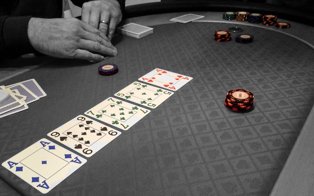 Einen Royal Flush im Pokerspiel