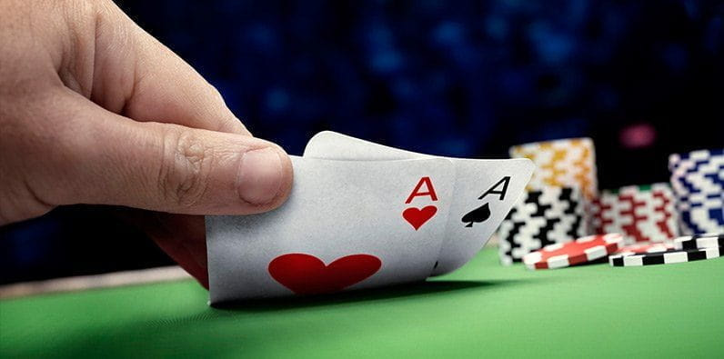 Ein Dealer guckt unter die Hole Card um ihren Wert zu sehen