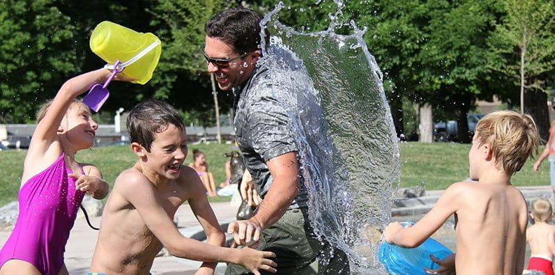 Spiele mit den Kindern in einem Atlantic City Park