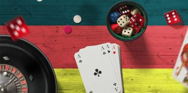 Dreifarbiger Tisch mit Würfeln, Karten und anderen Utensilien auf ihm.