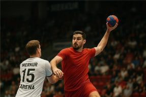 Spieler in Aktion beim Spielo-Cup Handball-Turnier 2025 in Lübbecke.