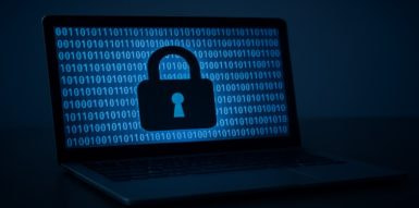 Laptop mit Schloss-Symbol vor Binärcode.